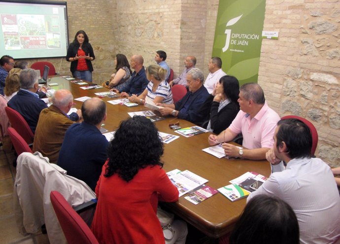 Férriz explica a agentes de viajes la oferta turística de la provincia de Jaén.