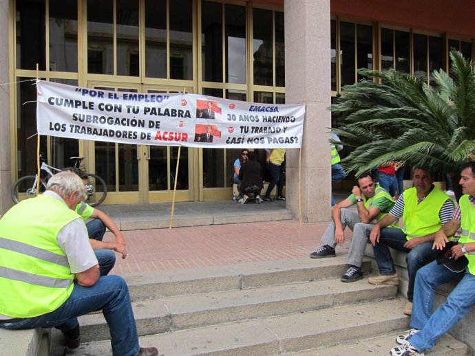Trabajadores de Acsur concentrados ante el Ayuntamiento