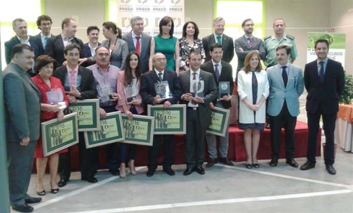 Foto de familia de autoridades y premiados