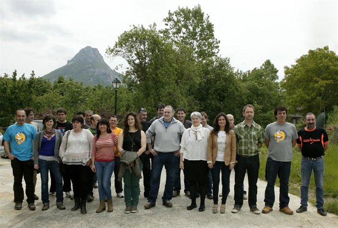 Las autoridades y responsables del taller, con los alumnos participantes.