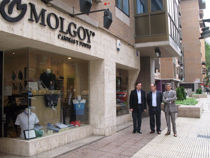 Javier Erro visita el comercio logroñés Molgoy