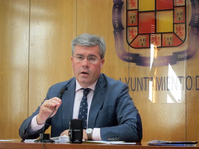 El alcalde de Jaén, José Enrique Fernández de Moya, hoy en la rueda de prensa.