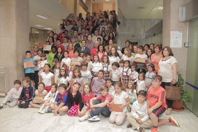 El alcalde con alumnos y profesores de los centros premiados