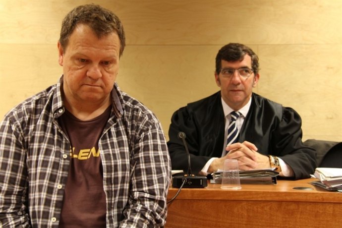 J.Vila (celador de Olot acusado de 11 muertes) y su abogado C.Monguilod