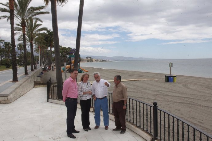 La alcaldesa de Marbella visita una playa
