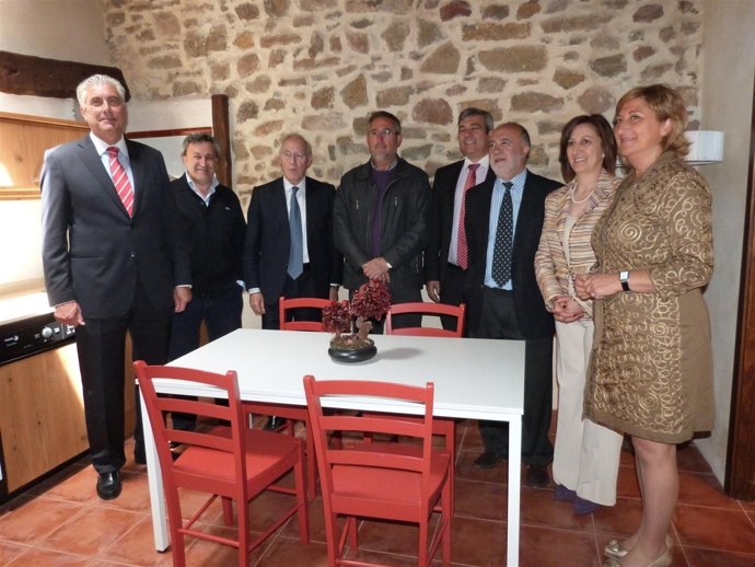 Suárez, Pizarro y Pobo en la cocina de uno de los nuevos apartamentos turísticos
