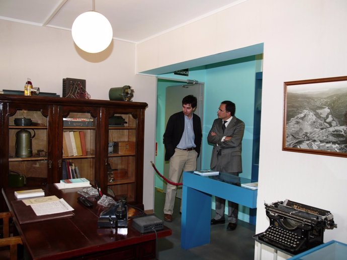 Xavier de Pedro visitando el antiguo despacho en el centro de visitantes