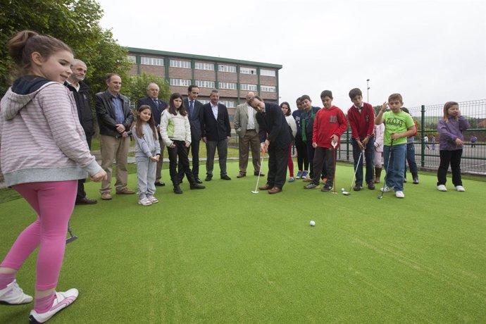 Serna inaugura un campo de golf en Rubayo