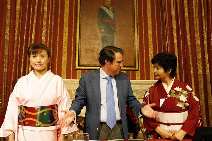 Serrano con miembros de la delegación japonesa
