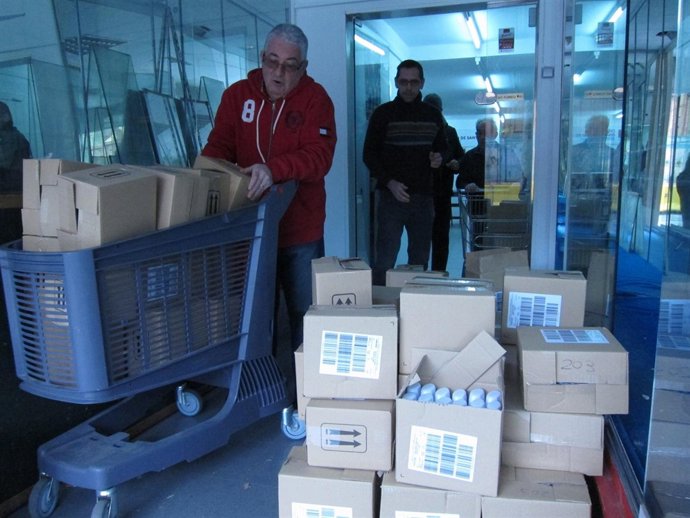 Voluntarios de la ONG De Veí a Veí en una de sus acciones