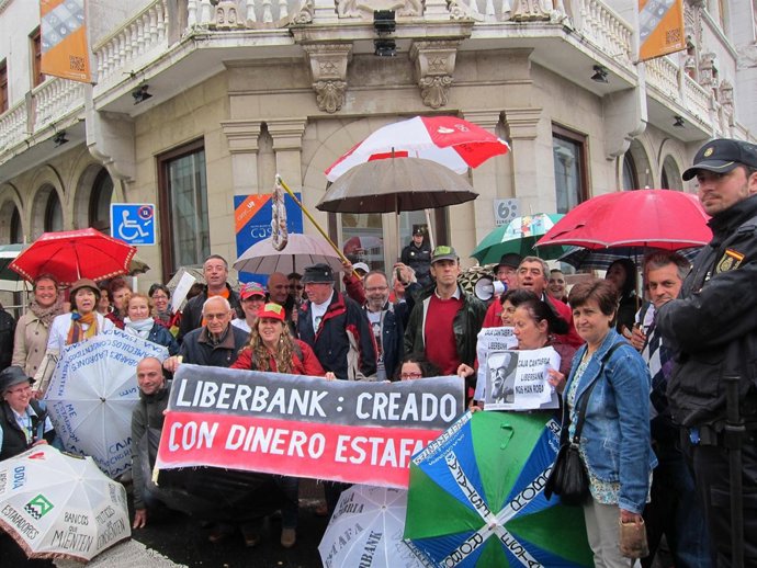 Protestas ante la asamblea de Caja Cantabria