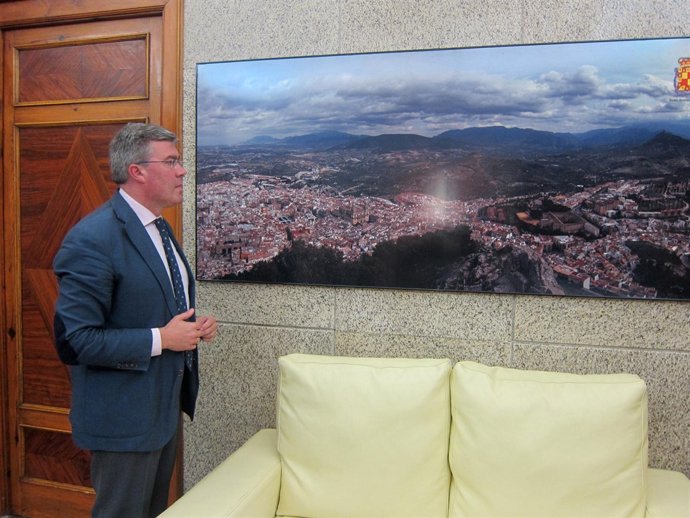 Fernández de Moya observa una fotografía panorámica de Jaén.
