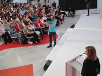 Valenciano dice que la "derecha" usa la "coartada" de la crisis para fomentar una ideología "sexista y conservadora"