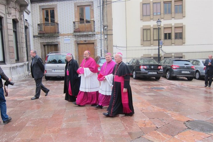 Juan Antonio Menéndez Fernández, segundo por la izquierda