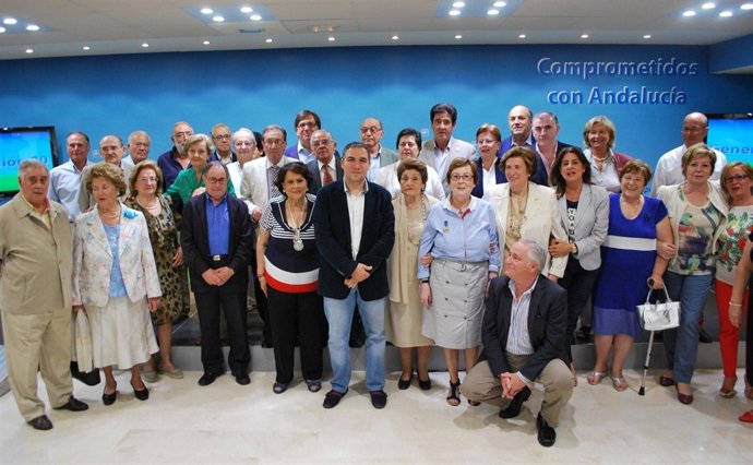 Elías Bendodo en un homneja e mayores de su partido y constitución generación 90