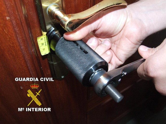 Herramienta específica para romper los bombines de las cerraduras