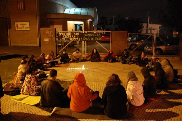 Los jóvenes concentrados a las puertas de la parroquia.