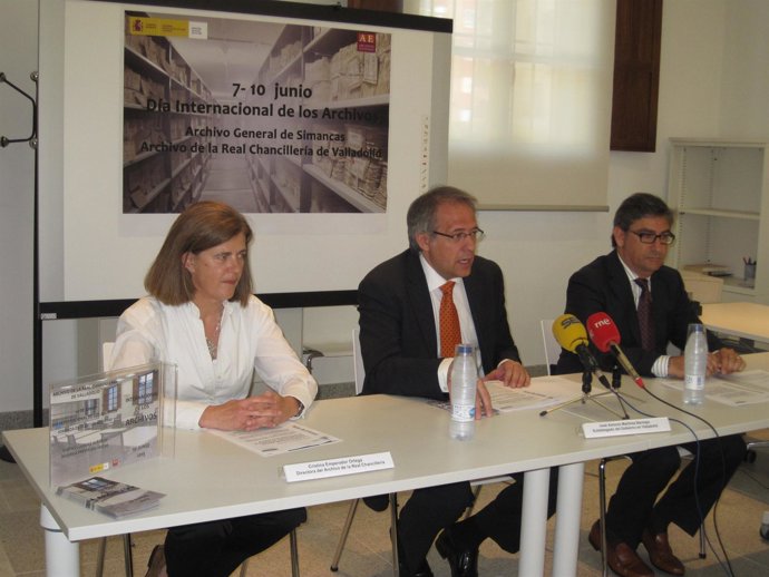 Martínez Bermejo (C) y los dos directores de los archivos