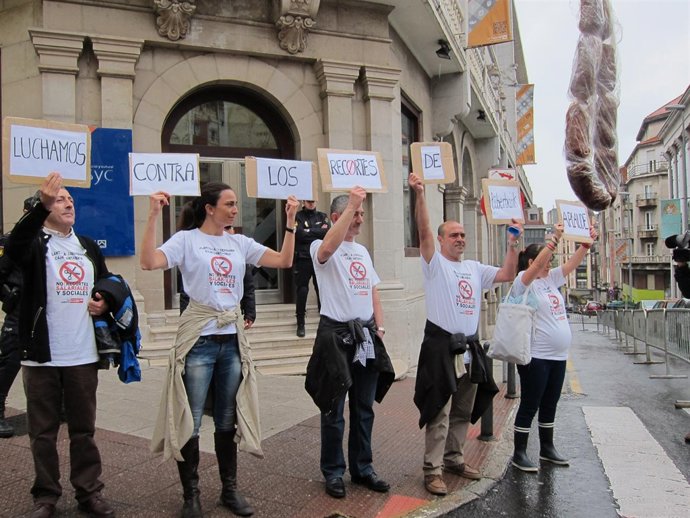 Empleados de Caja Cantabria protestan y preferentistas les llaman "chorizos"