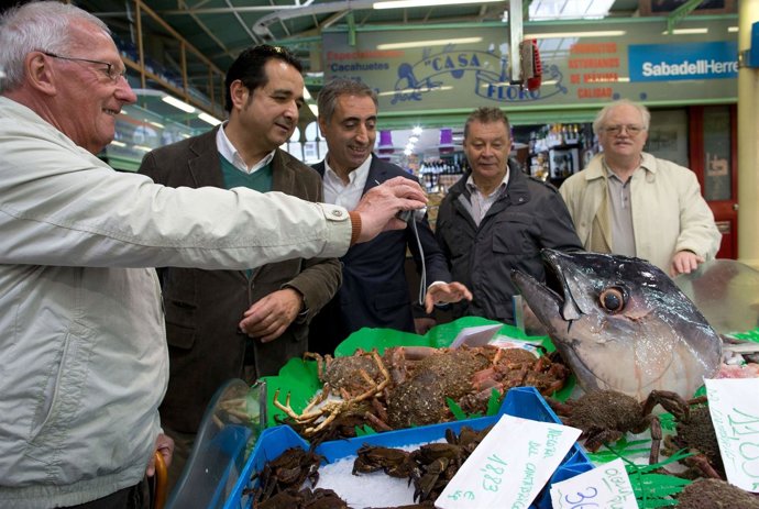 Cocineros alemanes en un mercado asturiano