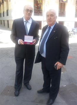 Dos trabajadores del Gobierno aragonés reciben la medalla de la Asoc Carretera.