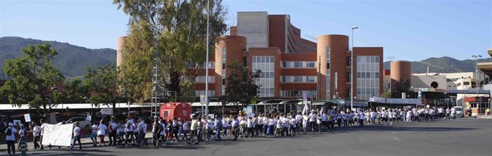 Varios cientos de personas participan en la marcha 