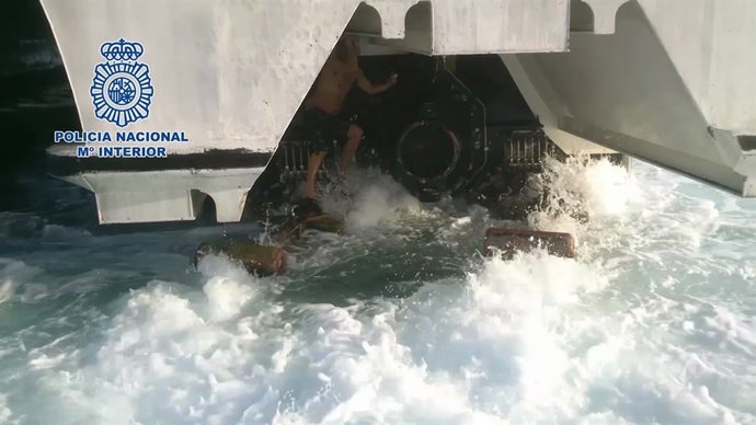 Inmigrante en las hélices de un ferry en Tarifa (Cádiz)
