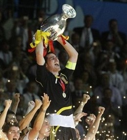 Iker Casillas Levanta La Eurocopa De 2008