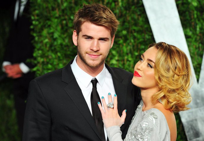 Liam Hemsworth sigue a Miley Cyrus en Twitter