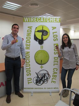 Jorge y Marta Cuervo con el dispositivo patentado. 