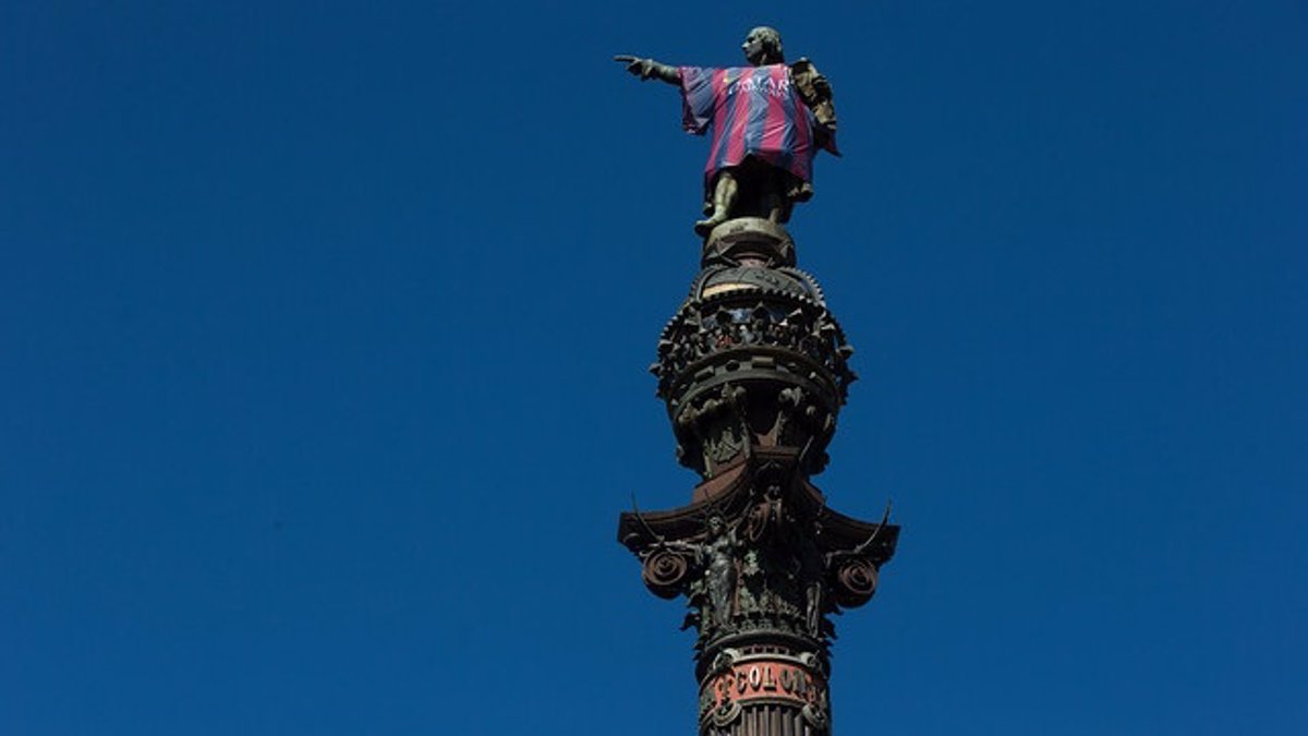 Retiran a la estatua de Colón la camiseta del Barcelona