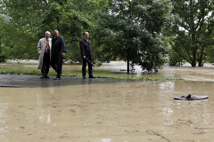 Maya visitando las zonas más afectadas por la crecida del río.