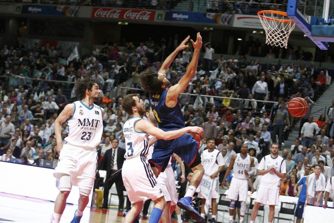 El jugador del barcelona Víctor Sada y el del Real Madrid Sergio Rodríguez