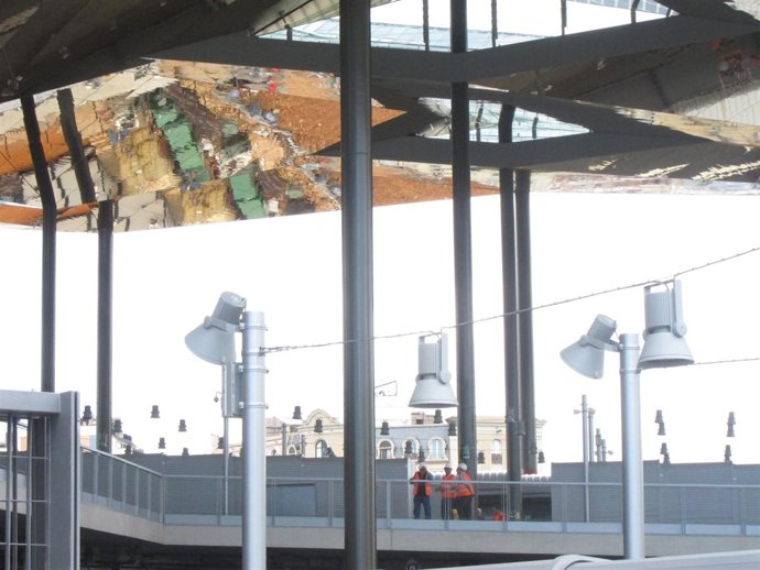 Operarios analizando las obras del nuevo edificio de los Encants Vells