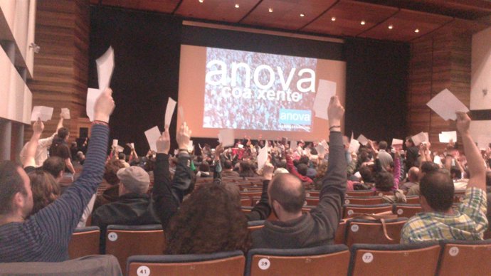 La asamblea de Anova elige a Beiras por unanimidad y a mano alzada