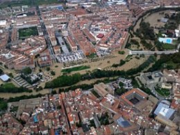 Imagen del barrio de la Rochapea, de Pamplona, inundado ayer por el río Arga.