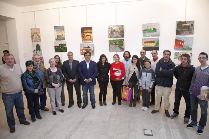Los ganadores del concurso de pintura con el alcalde