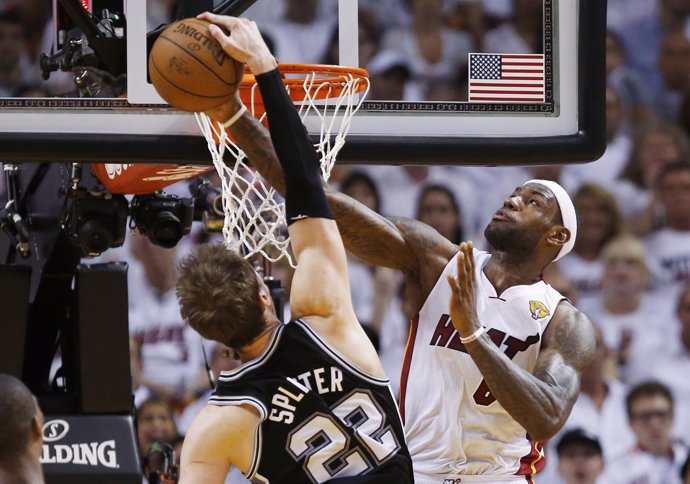 Tiago Splitter y LeBron James en el Miami Heat - San Antonio Spurs
