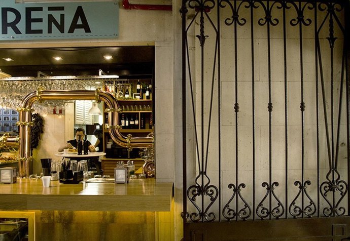 Barra de Bodega La Ribereña junto a una de las puertas de hierro del Mercado