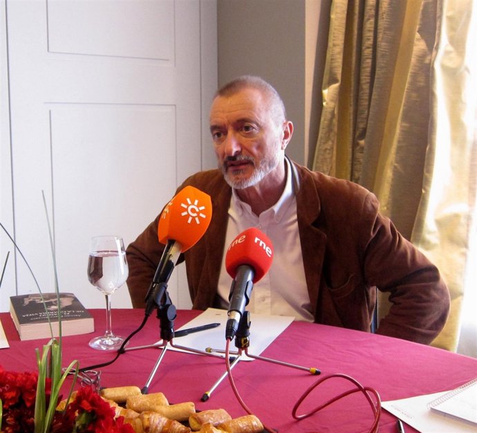 Arturo Pérez-Reverte, durante un encuentro en Sevilla