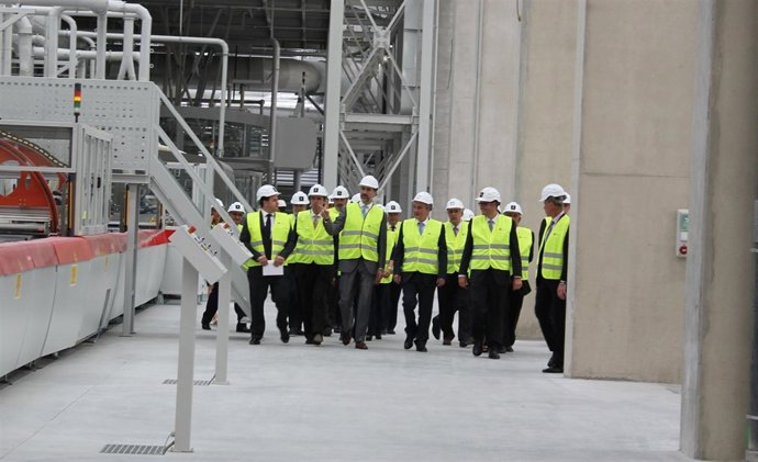 El Príncipe Felipe visita las instalaciones de Cosentino