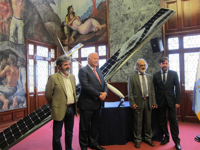 Autoridades junto al prototipo anterior