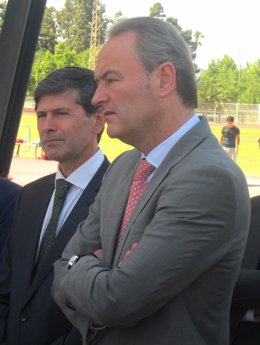 Alberto Fabra con Alfonso Bataller en segundo plano