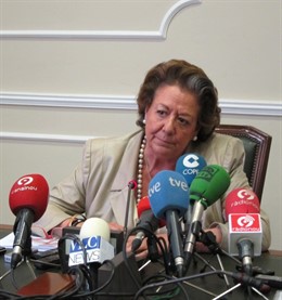 Rita Barberá atendiendo a los medios de comunicación 