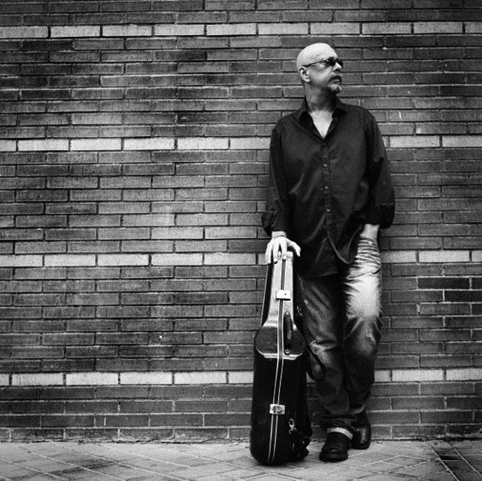  Bobby Martínez actúa en Jimmy Glass