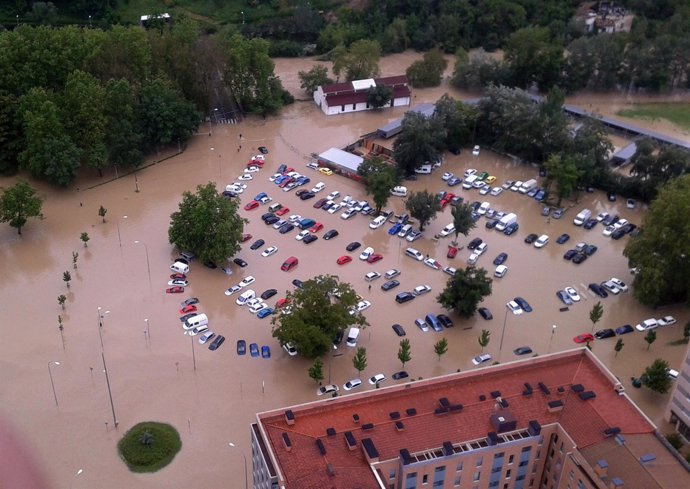 Vehículos alcanzados por la inundación en el aparcamiento de Los Corralillo