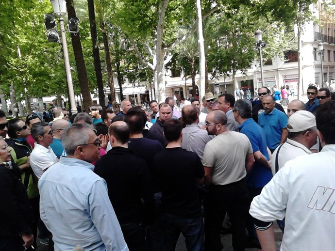 Los trabajadores de Mercasevilla tras el pleno.