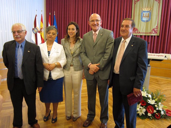 Premiados con las insignias de San Bernabé con la alcaldesa Gamarra