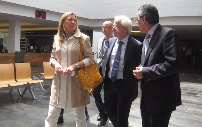Pilar del Olmo en su visita a la nueva delegación de la Junta en Salamanca
