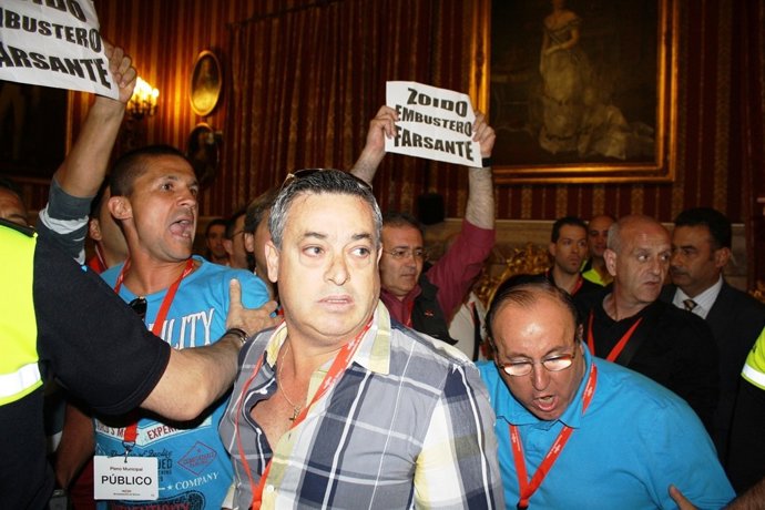 Momentos de tensión durante el desalojo del pleno.